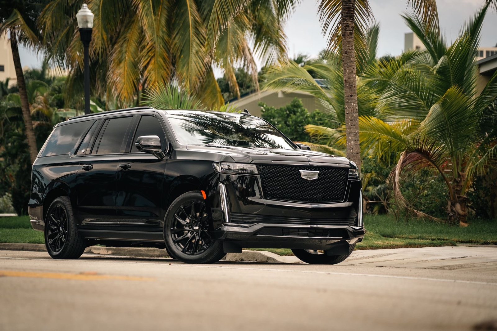 Чёрный удлинённый Cadillac Escalade ESV с водителем