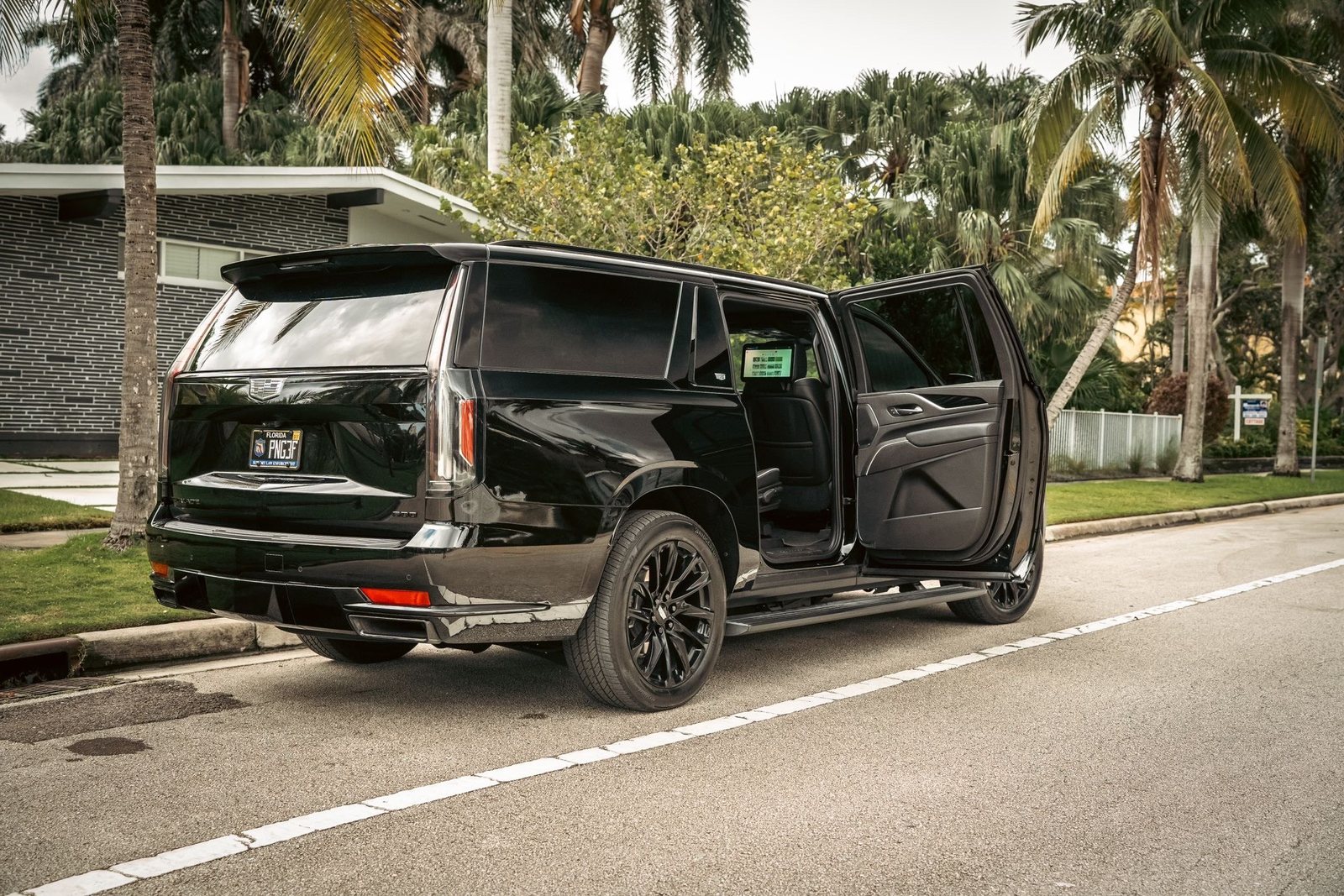 Чёрный удлинённый Cadillac Escalade ESV с водителем