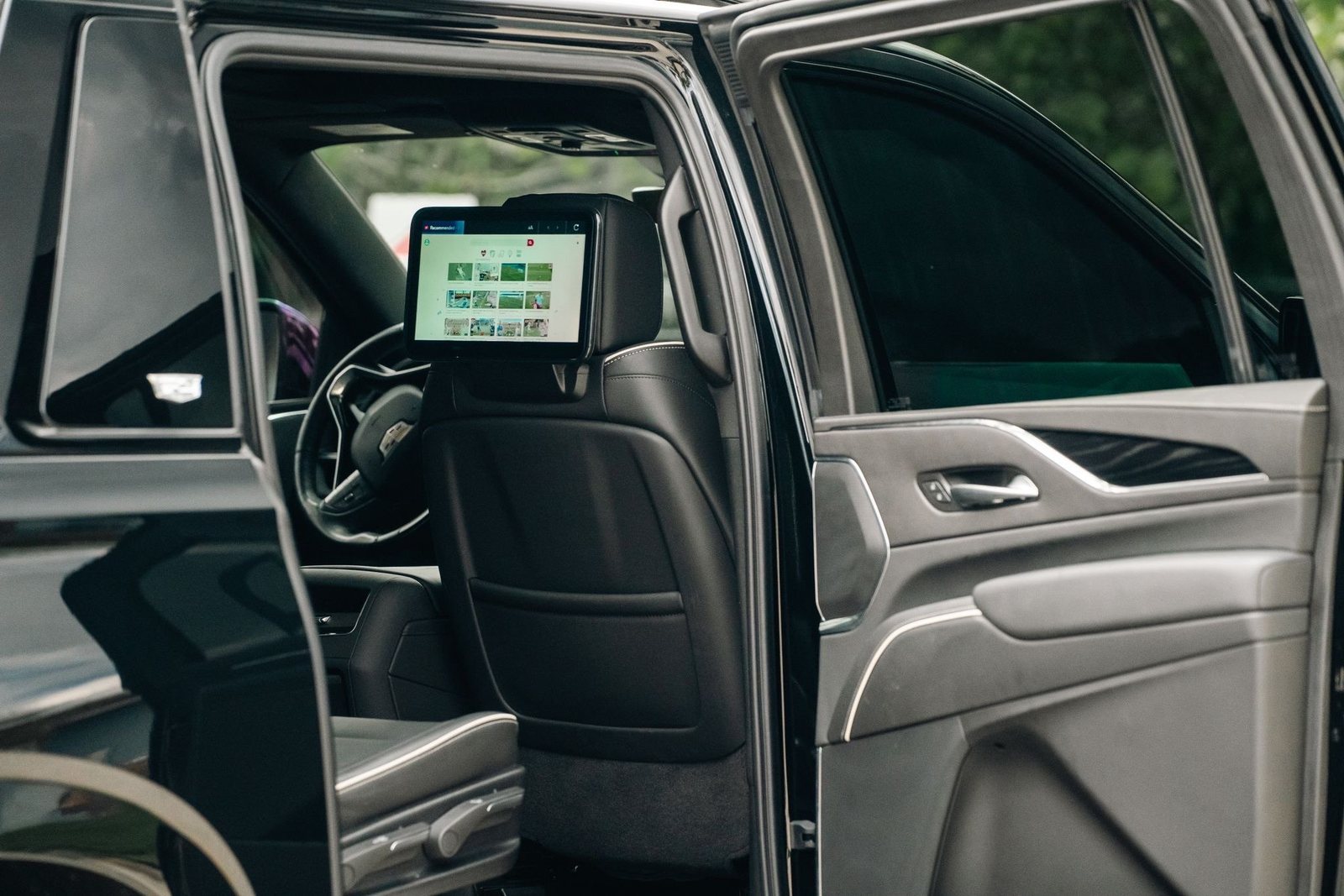 Чёрный удлинённый Cadillac Escalade ESV с водителем