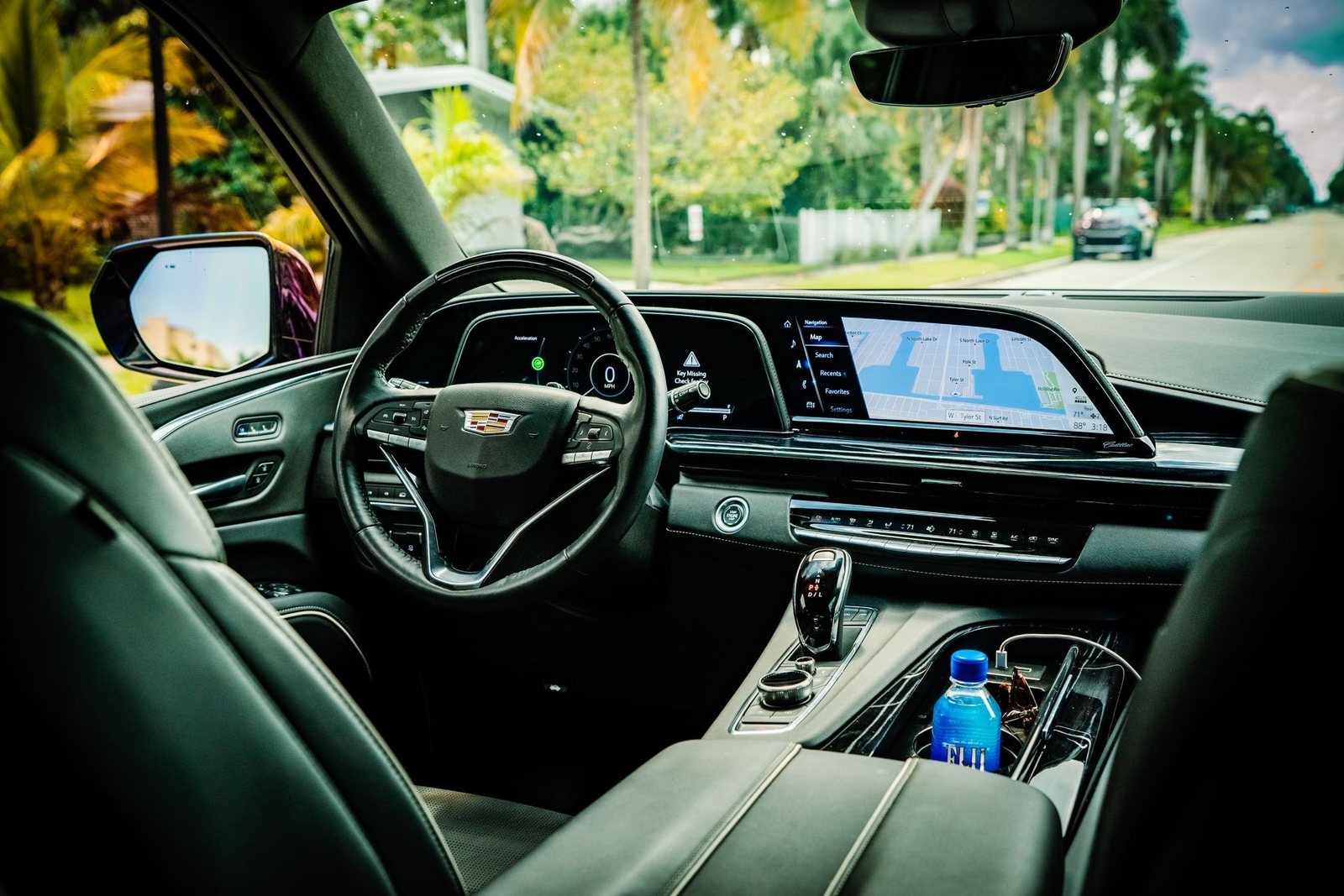 Чёрный удлинённый Cadillac Escalade ESV с водителем