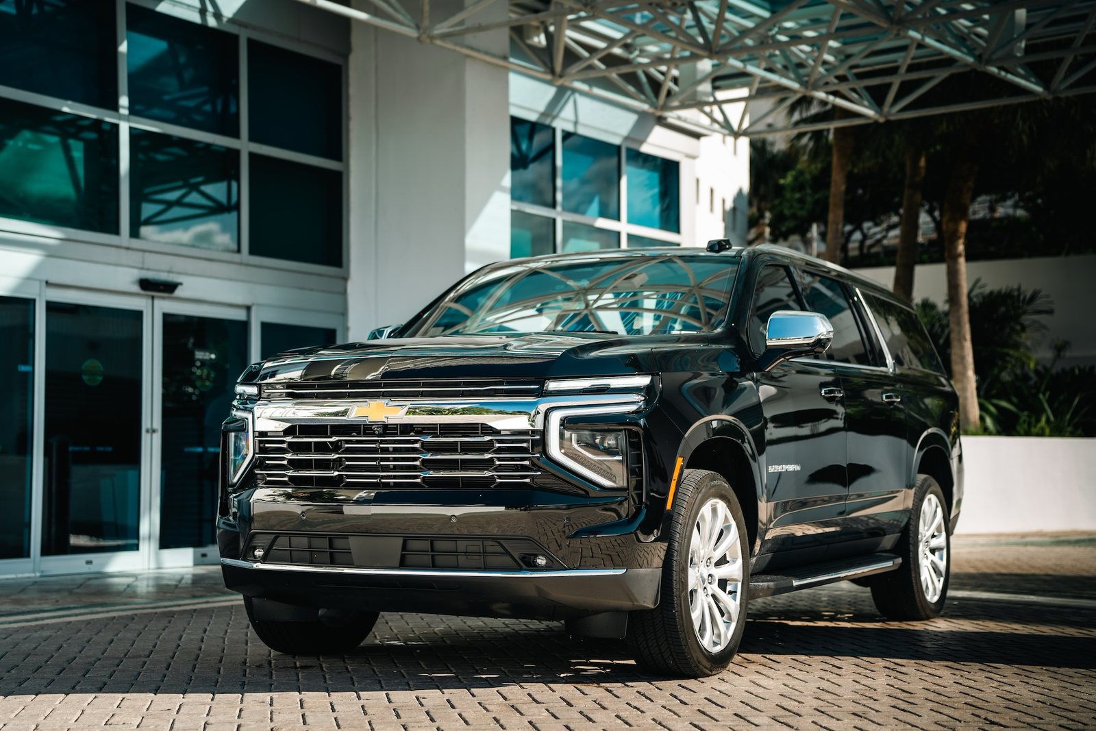 Чёрный Chevy Suburban с водителем в Майами