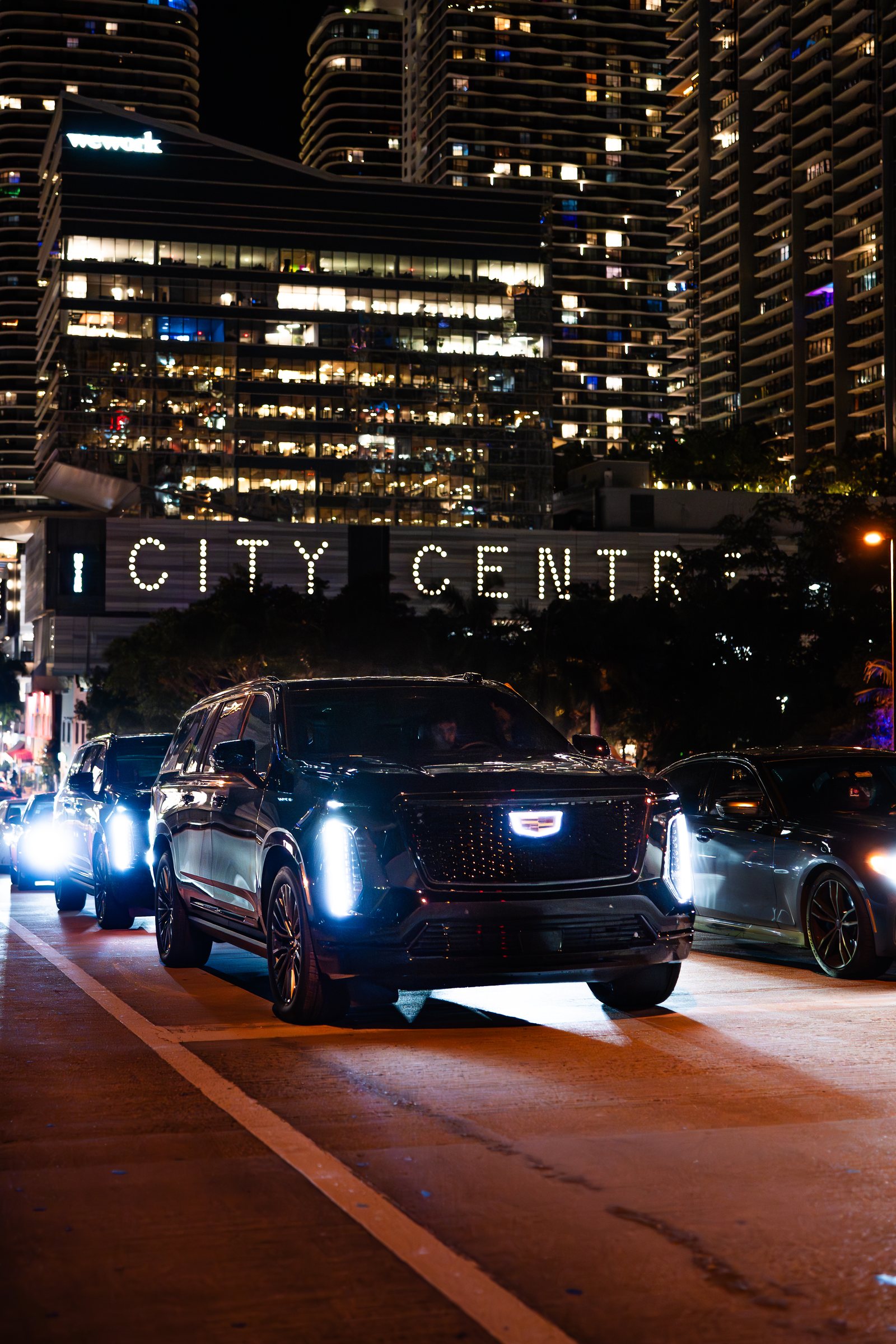 Чёрный Cadillac Escalade с водителем ночью в Майами